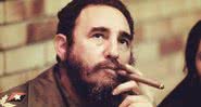 Fotografia retrata o líder cubano Fidel Castro fumando um charuto - Getty Images