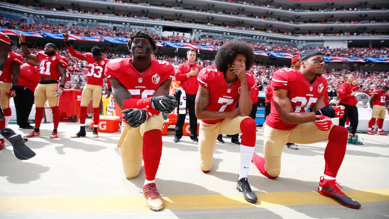 Colin Kaepernick protestando durante partida da NFL - Getty Images