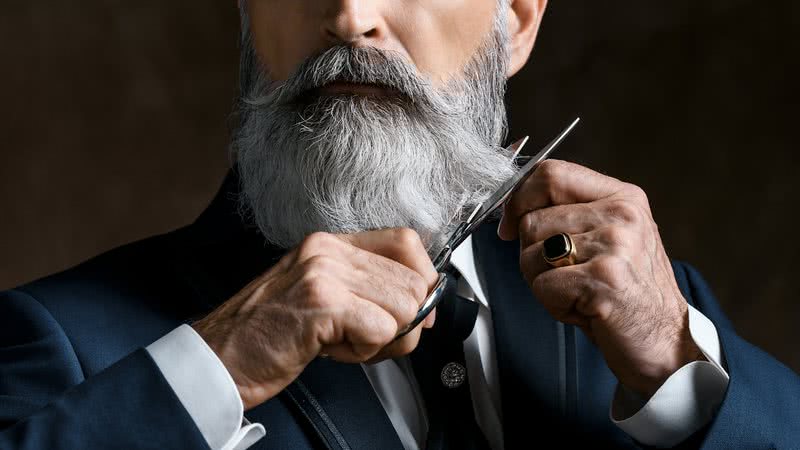 Imagem ilustrativa de um homem cortando a barba - Getty Images