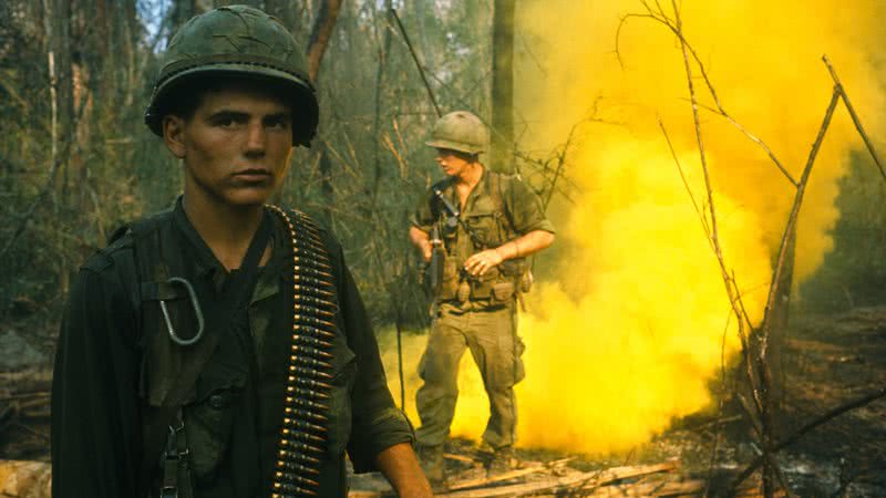 Soldados durante a guerra próximos a uma fumaça amarela - Getty Images