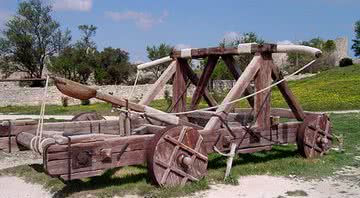 Réplica de uma antiga catapulta - Wikimedia Commons