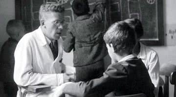 Hans Asperger entrevistando paciente - Divulgação