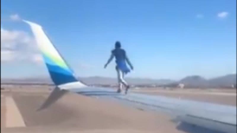 Homem caminhando sobre uma das asas do avião - Divulgação/Twitter