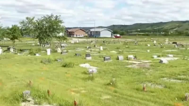 Imagem do local onde as 751 sepulturas foram encontradas - Divulgação/ Vídeo/ Global News