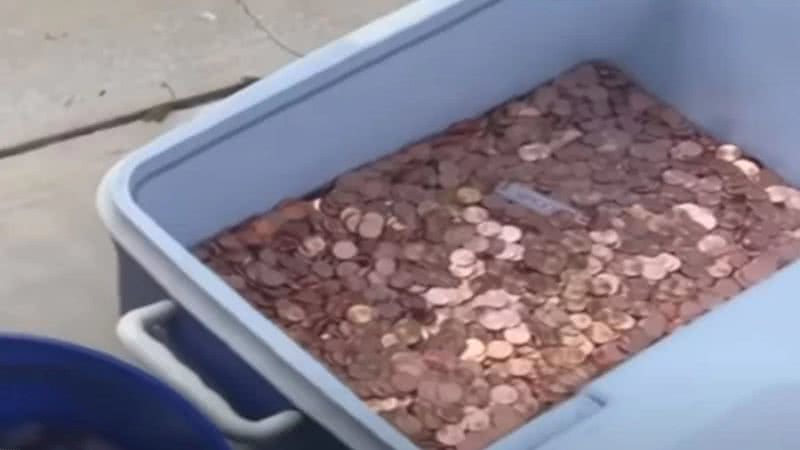 Fotografia das 80 mil moedas jogadas pelo homem - Divulgação/ Vídeo/ WTVR