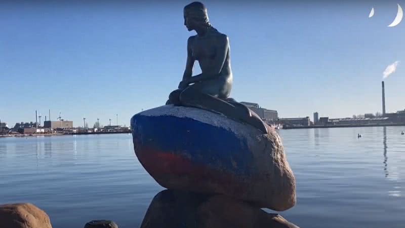 Trecho de vídeo mostrando estátua vandalizada - Divulgação/ YouTube/ AFP