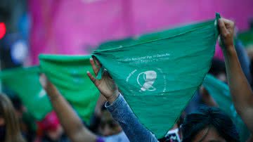 Manifestantes com lenços durante uma manifestação a favor da descriminalização do aborto em Buenos Aires, Argentina - Getty Images