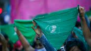 Manifestantes com lenços durante uma manifestação a favor da descriminalização do aborto em Buenos Aires, Argentina - Getty Images