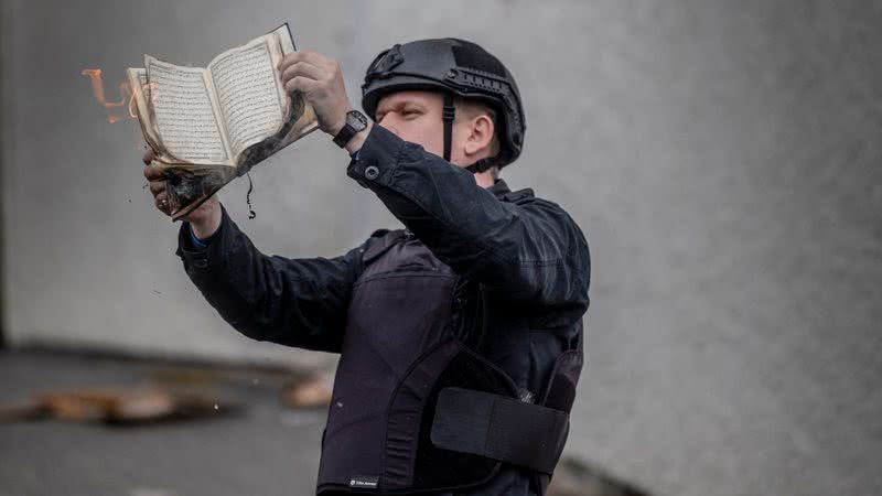 Rasmus Paludan, sueco-dinamarquês, queimando o Alcorão durante protestos na Suécia - Getty Images