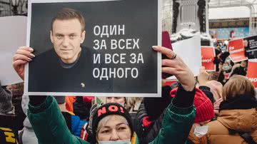 Protesto mostra cartaz com foto de Alexei Navalny - Getty Images