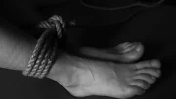 Foto ilustrativa de pés amarrados - Foto de Shibari, via Pixabay