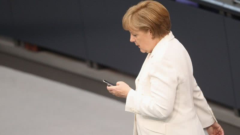 Angela Merkel usando o celular em 2012 - Getty Images