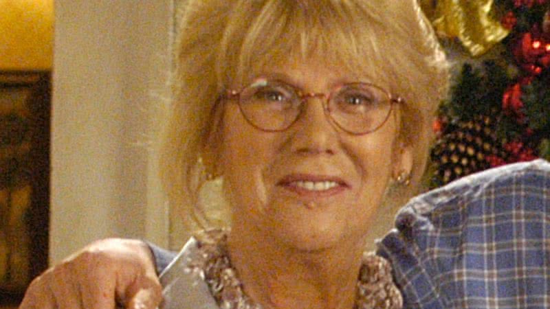 Anna Karen como tia Sal em 'EastEnders' - Divulgação/ BBC Studios