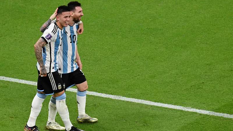 Enzo Fernández e Lionel Messi na seleção argentina - Getty Images