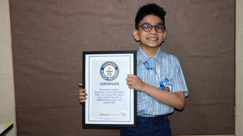 O menino de 6 anos, Arham ,com o certificado do Livro dos Recordes - Divulgação - Twitter