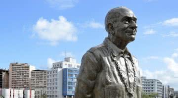 Imagem da estátua do escritor antes do ato de vandalismo - Divulgação / Lu Streithorst