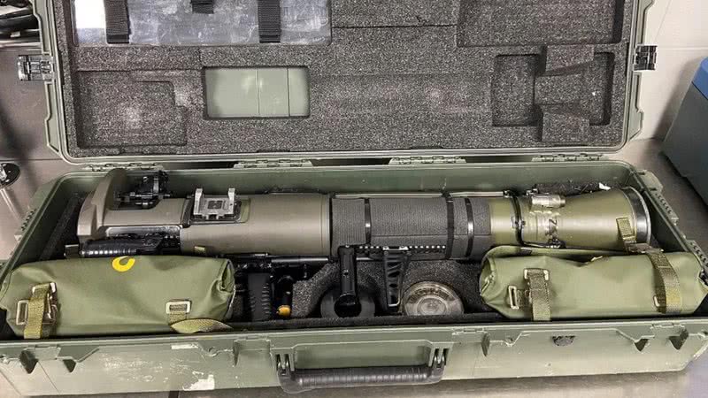 Maleta encontrada pela polícia no Aeroporto Internacional de San Antônio, nos EUA, que continha arma calibre 84mm - Reprodução/TSA SouthWest