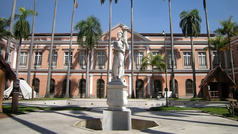 Fotografia de 2010 do prédio do Arquivo Nacional, no Rio de Janeiro - Foto por Leandro Neumann Ciuffo pelo Wikimedia Commons