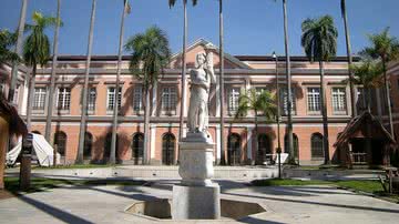 Fotografia de 2010 do prédio do Arquivo Nacional, no Rio de Janeiro - Foto por Leandro Neumann Ciuffo pelo Wikimedia Commons