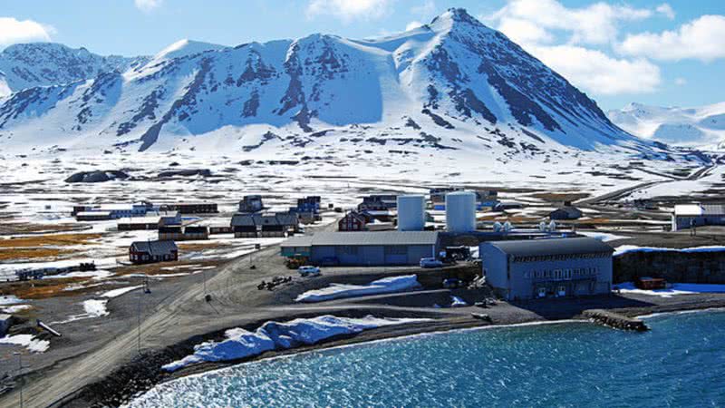 Fotografia da vila de Ny-Ålesund, no arquipélago ártico de Svalbard, na Noruega - Foto por Harvey Barrison pelo Wikimedia Commons