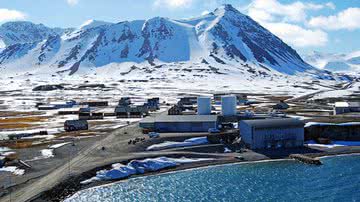 Fotografia da vila de Ny-Ålesund, no arquipélago ártico de Svalbard, na Noruega - Foto por Harvey Barrison pelo Wikimedia Commons