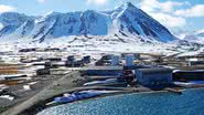 Fotografia da vila de Ny-Ålesund, no arquipélago ártico de Svalbard, na Noruega - Foto por Harvey Barrison pelo Wikimedia Commons