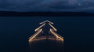 Imagem da árvore de Natal construída anualmente no lago Trasimeno - Reprodução/Facebook/Luci sul Trasimeno - Natale a Castiglione del Lag