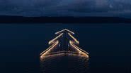 Imagem da árvore de Natal construída anualmente no lago Trasimeno - Reprodução/Facebook/Luci sul Trasimeno - Natale a Castiglione del Lag