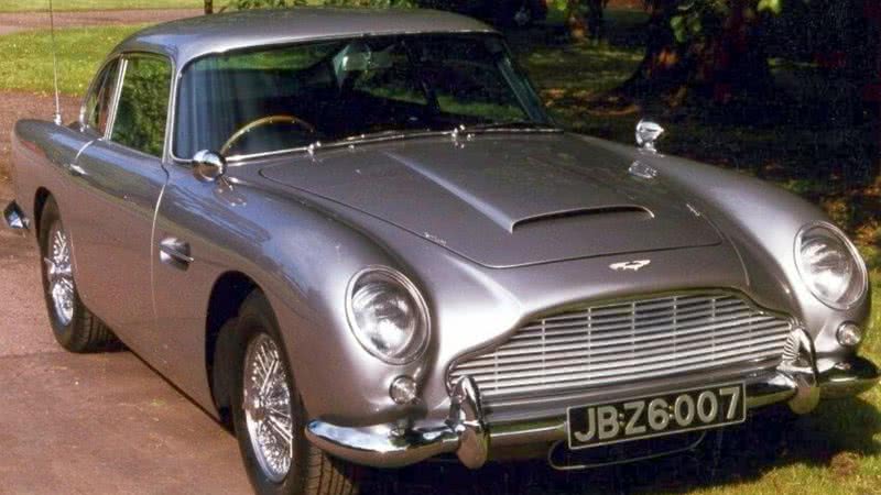 Carro modelo Aston Martin DB5, popularizado pelo espião britânico - Wikimedia Commons