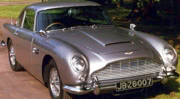 Carro modelo Aston Martin DB5, popularizado pelo espião britânico - Wikimedia Commons