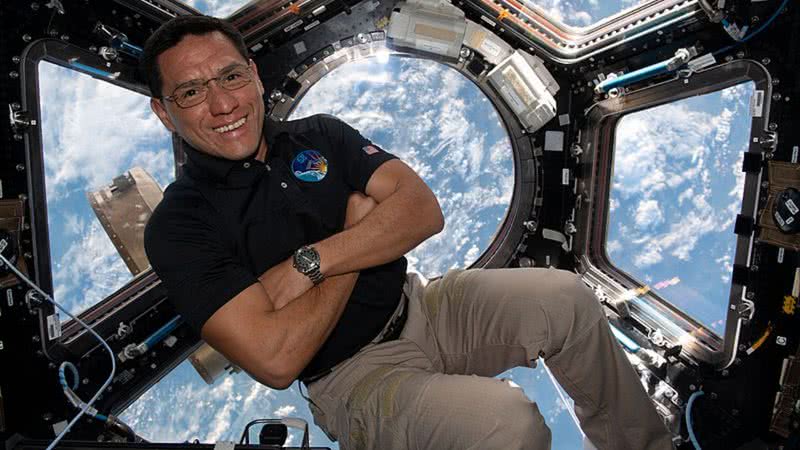 O astronauta americano Frank Rubio - Domínio Público via Wikimedia Commons