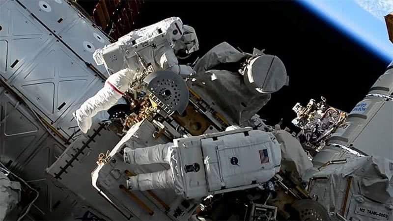 Imagem da caminhada espacial na qual mala de ferramentas foi perdida, na última quarta-feira, 1 - Divulgação/NASA TV