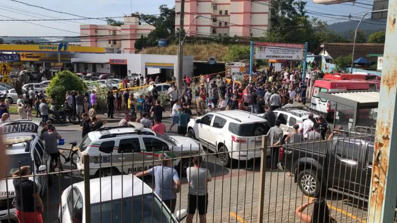 Comoção em frente à creche atacada em Blumenau - Reprodução / Redes Sociais