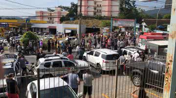 Comoção em frente à creche atacada em Blumenau - Reprodução / Redes Sociais