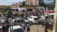 Comoção em frente à creche atacada em Blumenau - Reprodução / Redes Sociais