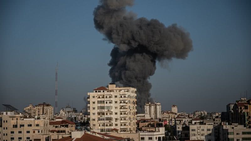 Nuvem de fumaça após ataque aéreo em Gaza no dia 12 de maio de 2021 - Getty Images