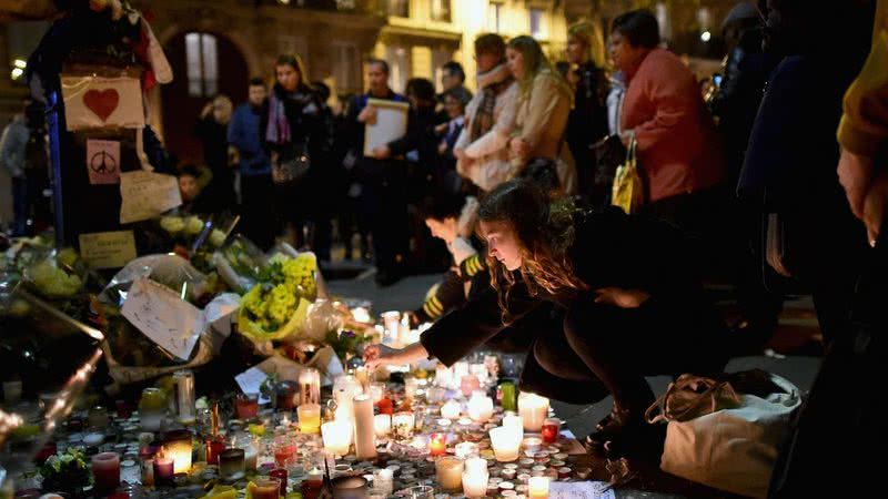 Homenagens em Paris, após atentados de 2015 - Getty Images