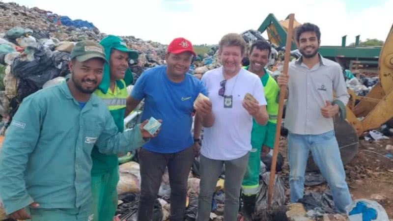 Imagem de comerciante e demais envolvidos na busca pelo dinheiro em aterro - Divulgação / Arquivo Pessoal