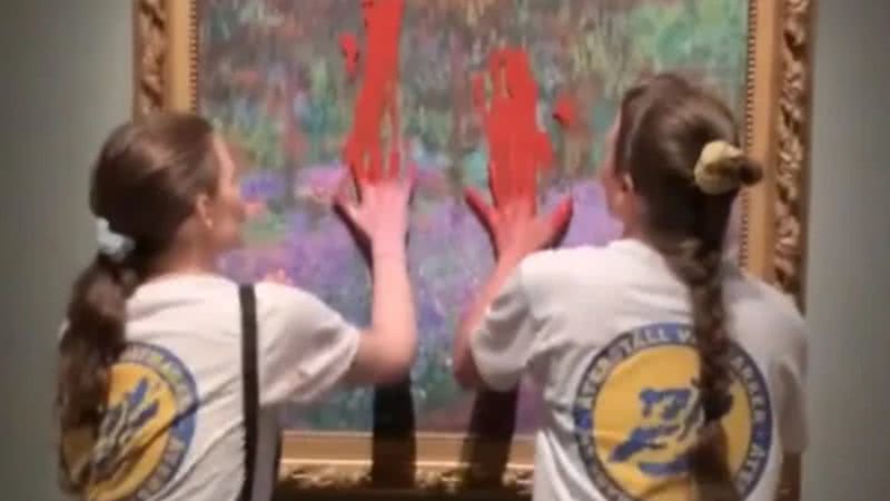 Mulheres jogando tinta na pintura de Monet - Reprodução / Vídeo