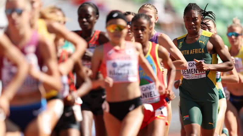 Em destaque, a atleta bicampeã olímpica Caster Semenya, durante prova de atletismo - Getty Images