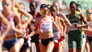 Em destaque, a atleta bicampeã olímpica Caster Semenya, durante prova de atletismo - Getty Images