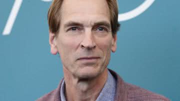 Julian Sands durante evento, na Itália - Getty Images