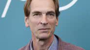 Julian Sands durante evento, na Itália - Getty Images