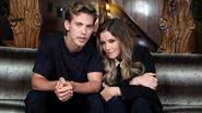 O ator e intérprete de Elvis, Austin Butler, ao lado da única filha do 'rei do rock', Lisa Marie Presley - Reprodução/Twitter/AustinButler