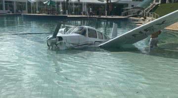 Fotografia do avião já acidentado na piscina do hotel - Divulgação