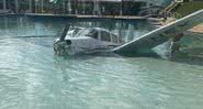 Fotografia do avião já acidentado na piscina do hotel - Divulgação