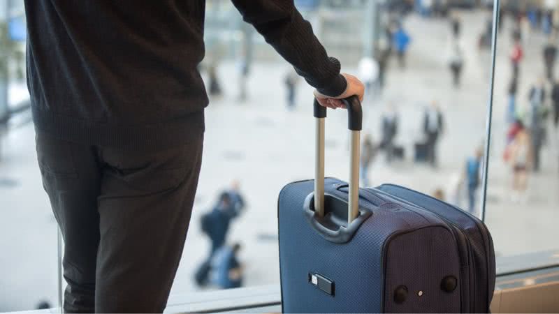 Fotografia meramente ilustrativa de homem em aeroporto - Divulgação/ Freepik/ Licença Livre