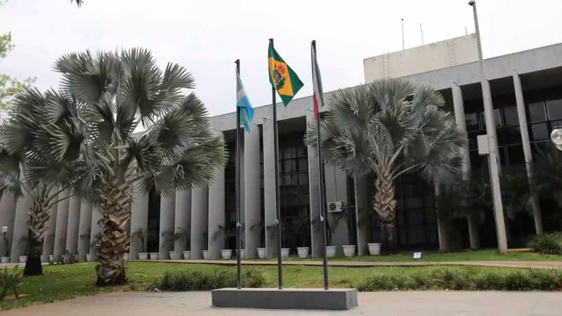 Fotografia da bandeira do Brasil Império hasteada (ao centro) - Divulgação/ Paulo Francis