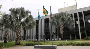 Fotografia da bandeira do Brasil Império hasteada (ao centro) - Divulgação/ Paulo Francis