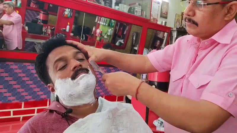 Imagem ilustrativa de homem fazendo a barba no cabeleireiro - Divulgação / Youtube / Daddy Barber